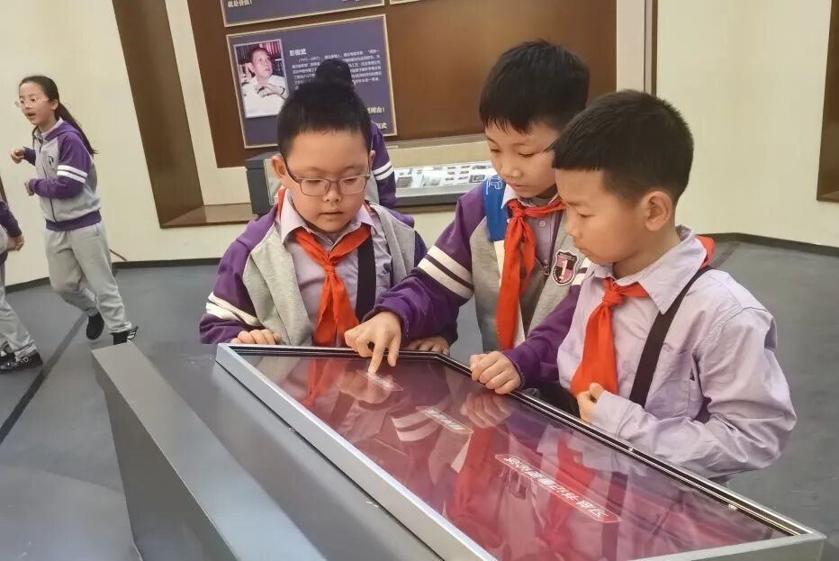 致敬,永远的英雄丨高新区火炬一小清明祭扫活动