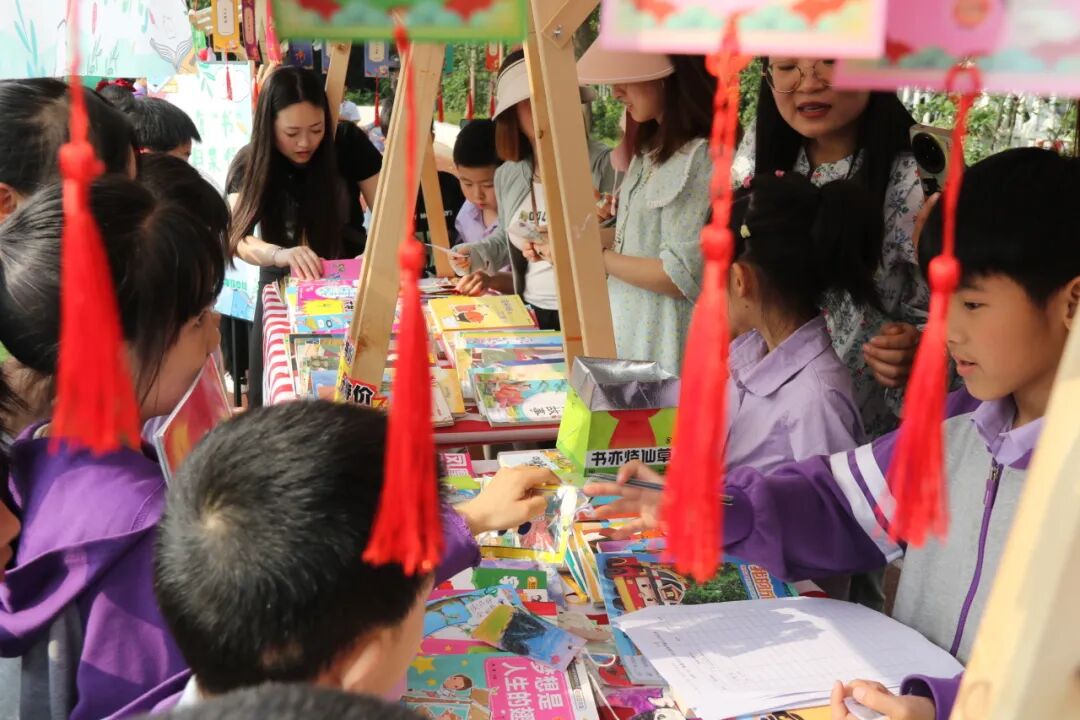 【火一读书节】春色恰如许,“旧书”开启新旅程 ---火炬一小2024年春第十一届读书节之跳蚤书市