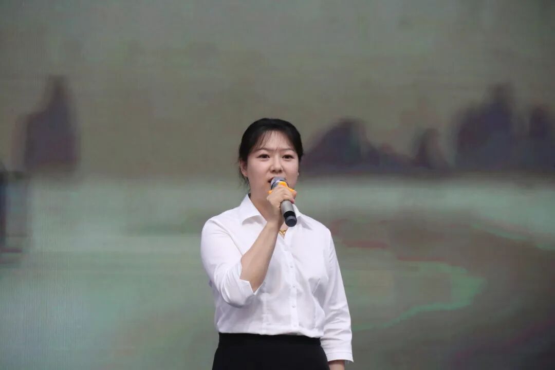 百舸争流,奋楫向前锤炼素养 ---火炬一小教师师德师风演讲比赛暨 31 期教师论坛活动