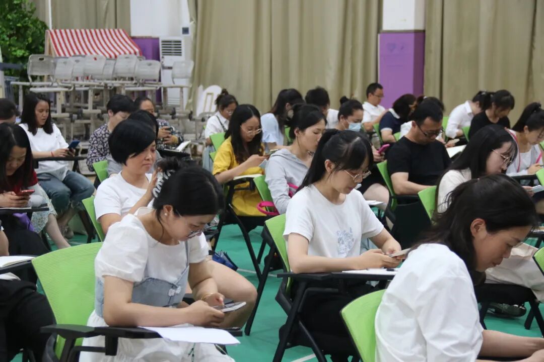 百舸争流,奋楫向前锤炼素养 ---火炬一小教师师德师风演讲比赛暨 31 期教师论坛活动