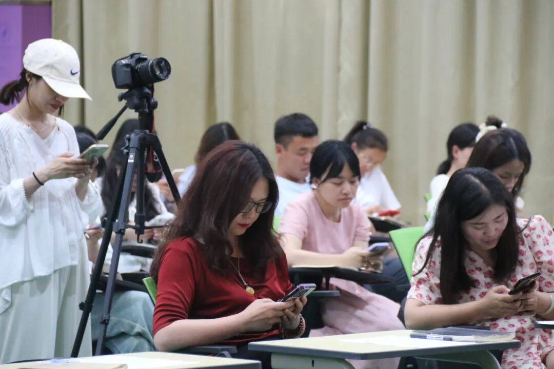 百舸争流,奋楫向前锤炼素养 ---火炬一小教师师德师风演讲比赛暨 31 期教师论坛活动