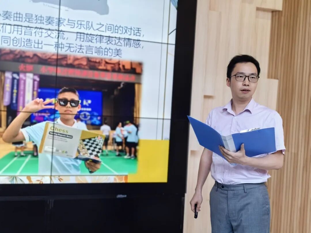 百舸争流,奋楫向前锤炼素养 ---火炬一小教师师德师风演讲比赛暨 31 期教师论坛活动