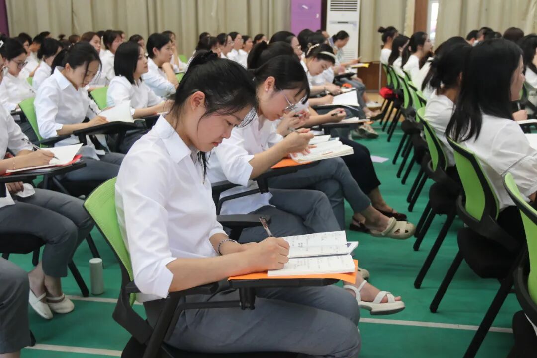 出发/一起奔赴,我们的"未来"----2024年秋火炬一小教师开学工作会