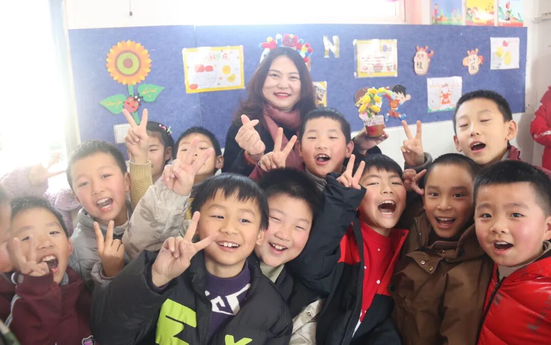 新年新愿 手作传情 ——火炬一小2025迎新年DIY主题活动