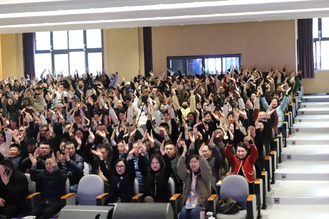 燃AI引擎,DeepSeek赋能学习方式新变革 ——绵阳高新区"AI赋能教育教学"专题培训活动在火炬一小成功举办
