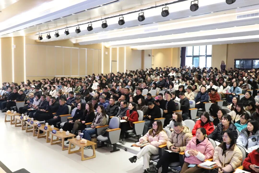 燃AI引擎,DeepSeek赋能学习方式新变革 ——绵阳高新区"AI赋能教育教学"专题培训活动在火炬一小成功举办