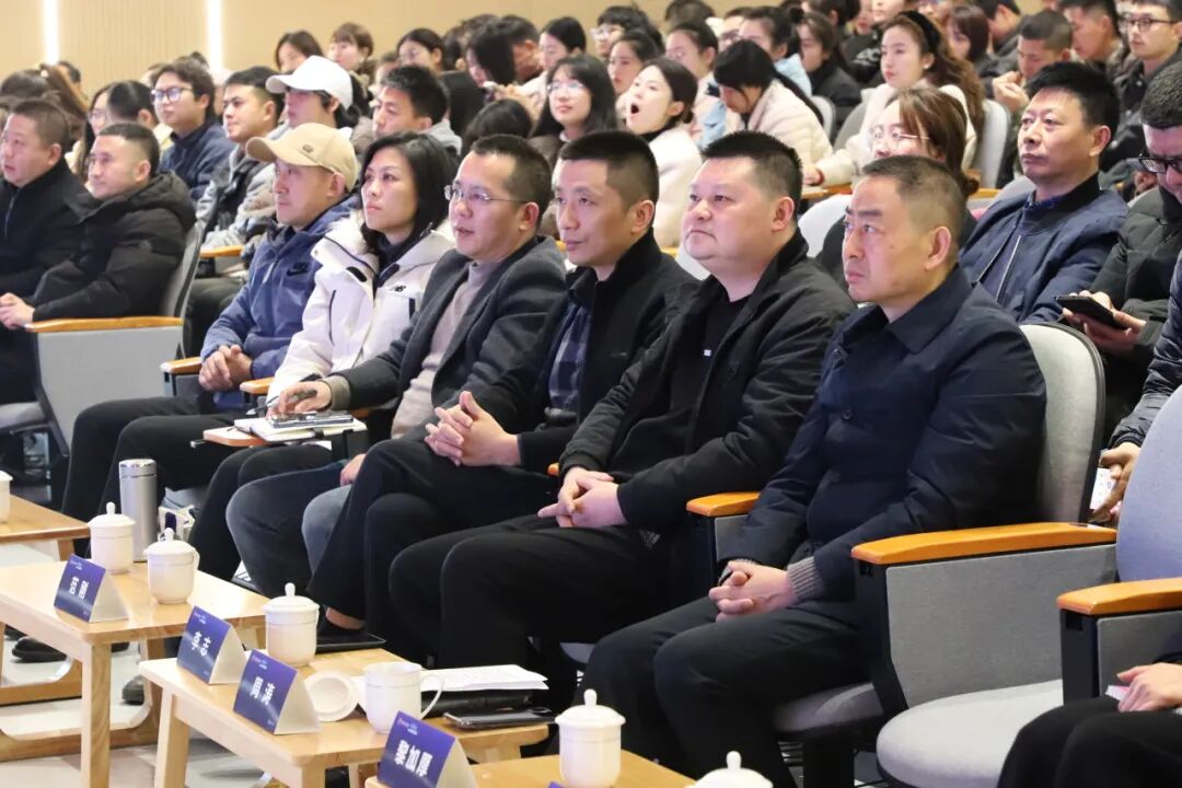 燃AI引擎,DeepSeek赋能学习方式新变革 ——绵阳高新区"AI赋能教育教学"专题培训活动在火炬一小成功举办