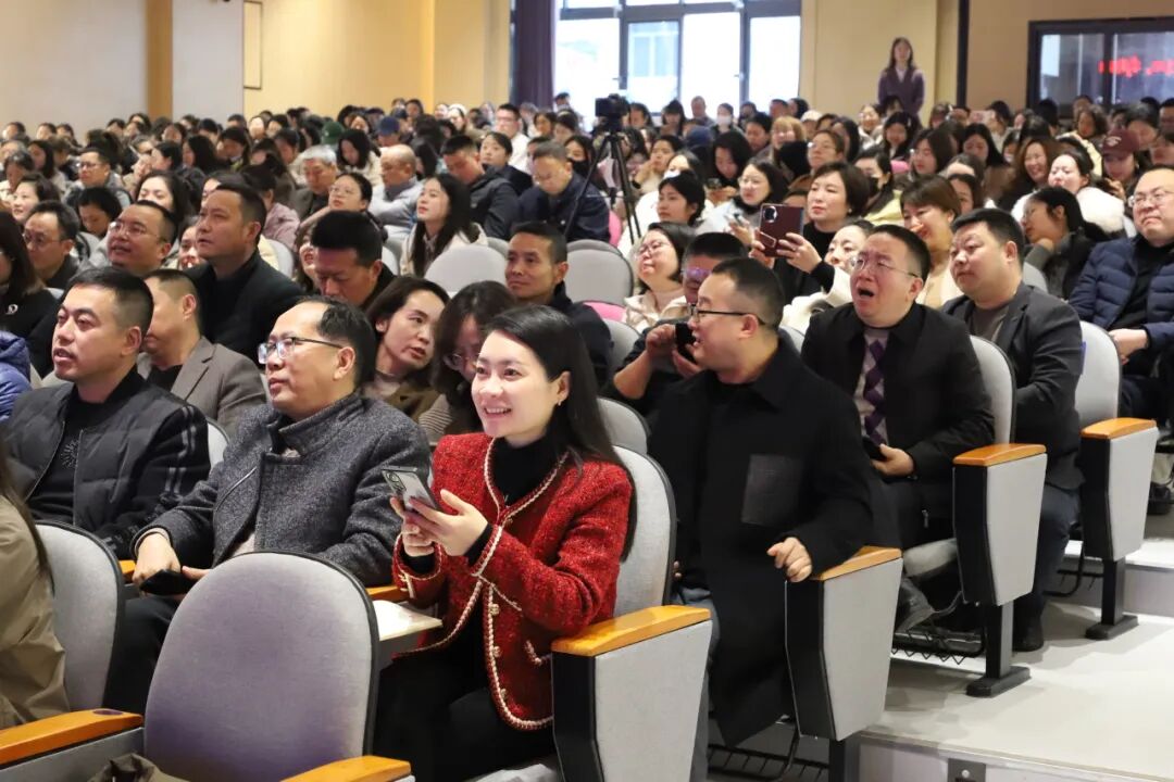燃AI引擎,DeepSeek赋能学习方式新变革 ——绵阳高新区"AI赋能教育教学"专题培训活动在火炬一小成功举办