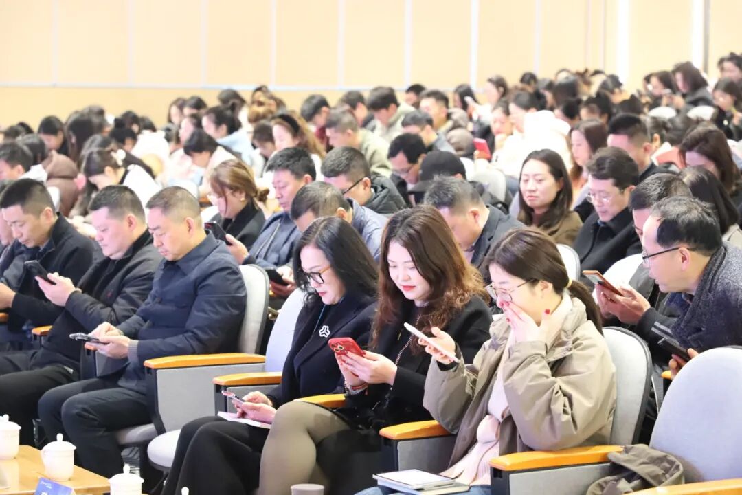 燃AI引擎,DeepSeek赋能学习方式新变革 ——绵阳高新区"AI赋能教育教学"专题培训活动在火炬一小成功举办