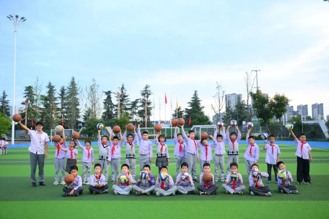 【上岗！】火炬一小“未来小镇”今日高燃启动，656名“小公民”荣耀上任！