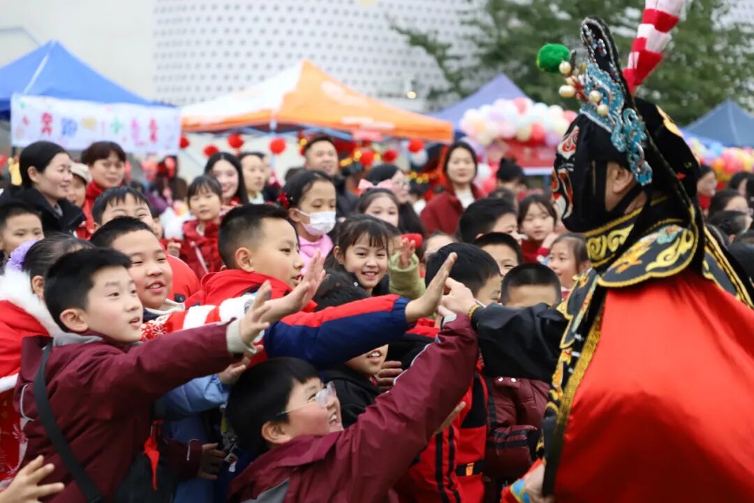 非遗魔法降临校园！师生同游年味乐园 ——火炬一小2026迎新非遗游园会欢乐上演