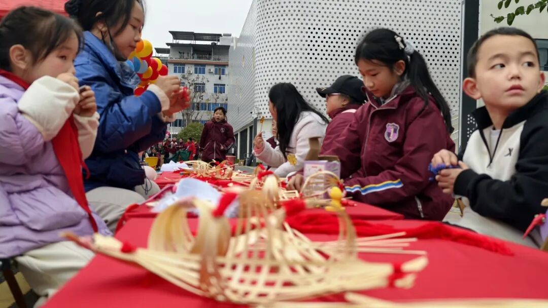 非遗魔法降临校园！师生同游年味乐园 ——火炬一小2026迎新非遗游园会欢乐上演