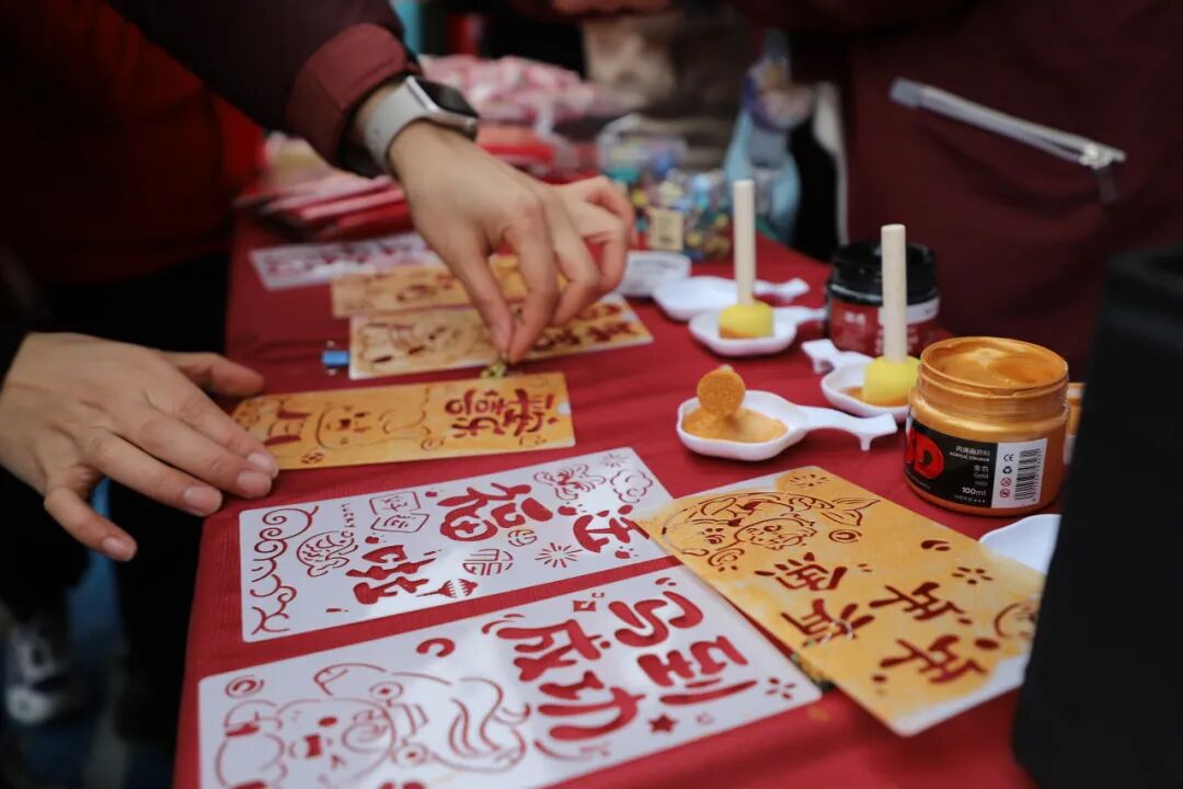 非遗魔法降临校园！师生同游年味乐园 ——火炬一小2026迎新非遗游园会欢乐上演