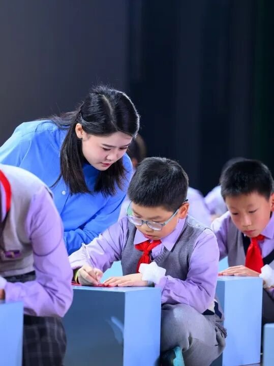【火一动态】乐声裹着思政热,初心随旋律正燃! ——这场音乐思政课,把信仰“唱”进了青春里