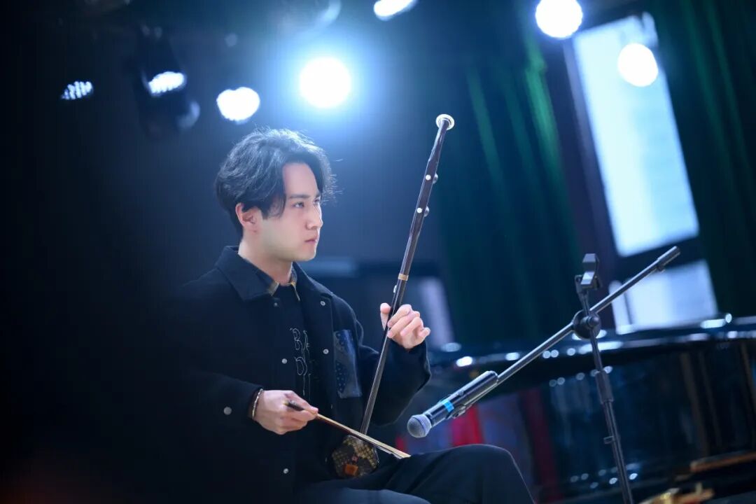 【火一动态】乐声裹着思政热,初心随旋律正燃! ——这场音乐思政课,把信仰“唱”进了青春里