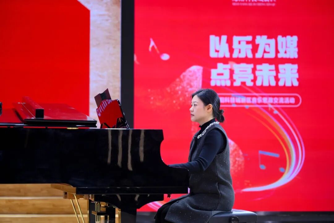 【火一动态】乐声裹着思政热,初心随旋律正燃! ——这场音乐思政课,把信仰“唱”进了青春里