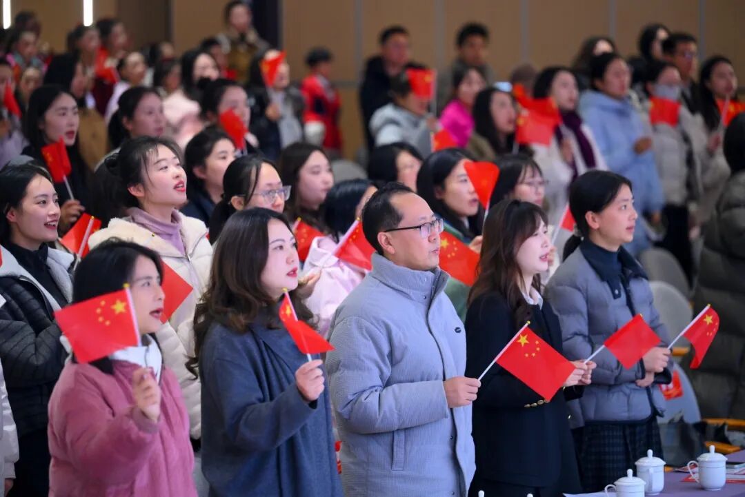 【火一动态】乐声裹着思政热,初心随旋律正燃! ——这场音乐思政课,把信仰“唱”进了青春里