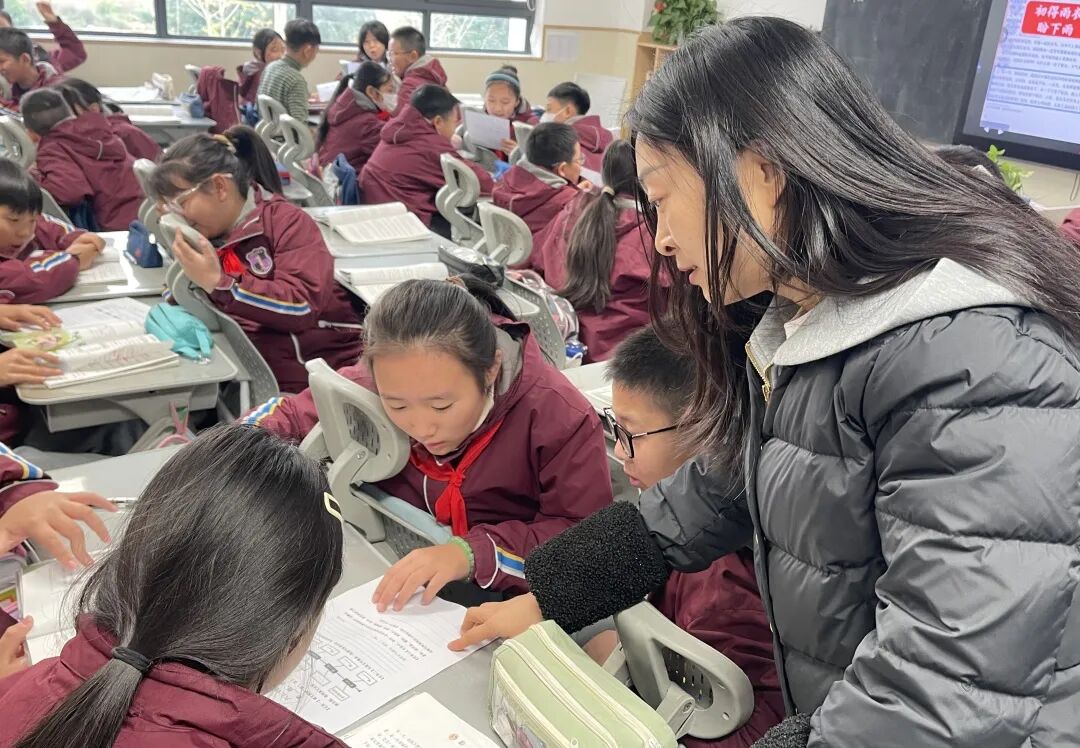 【火一学科组】文研突围，揽誉焕新再启程！-----火炬一小语文教研组2025秋荣光赋