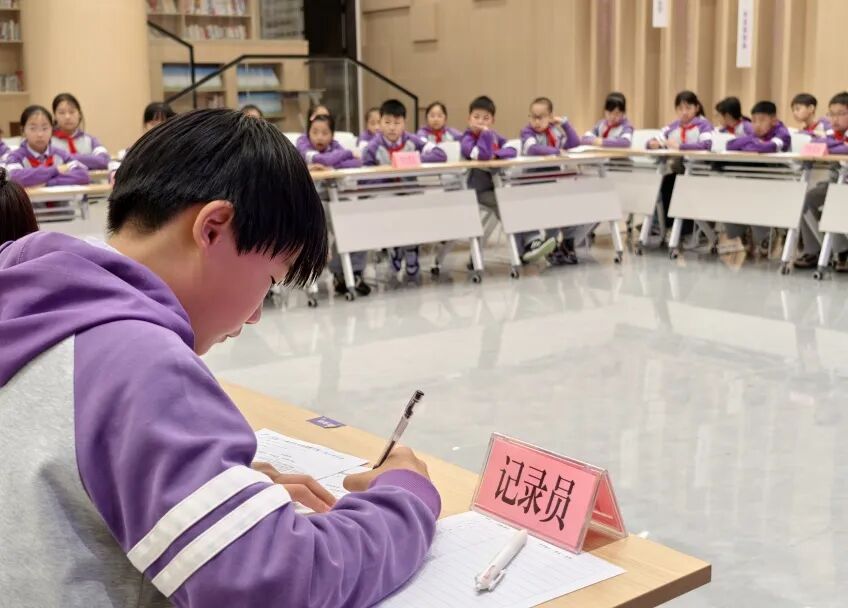 【未来小镇】｜专属“议事厅”里，学生说了算！——学生当场“挑刺”，校方现场“接单”
