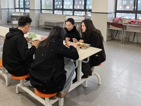 【火一月刊】春光作序，教育为诗 ——三月，火炬一小寄出一封春日来信